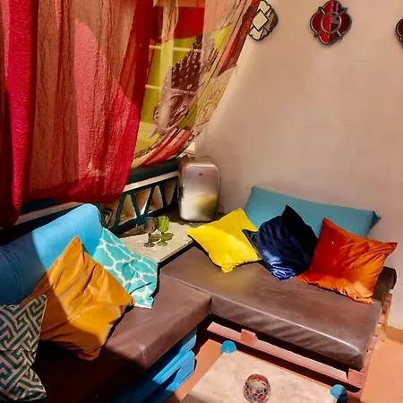 Hostel Buddha Bee - 18 To 35 Years Old Only