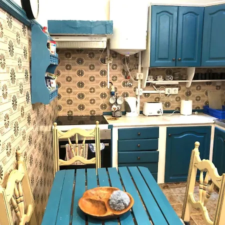 Hostel Buddha Bee - 18 To 35 Years Old Only